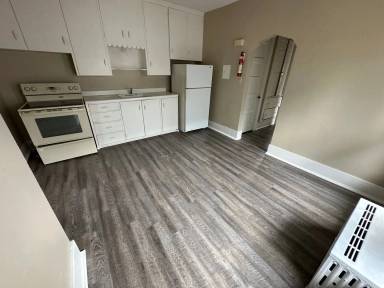 Main picture of 239 E 10th St