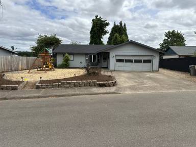 Main picture of 389 NE Evergreen Ct