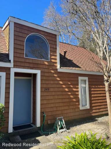 Main picture of 2418 Lakeview Dr