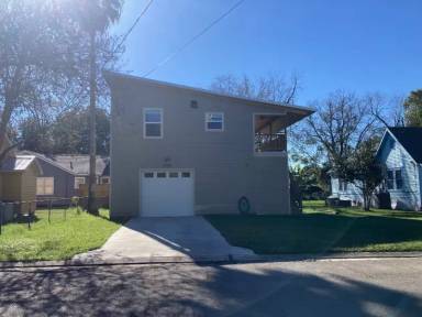 Main picture of 400 Roosevelt St
