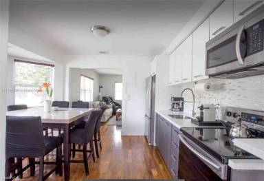 Main picture of 632 S 28th Ave