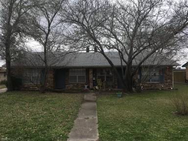 Main picture of 1920 Briar Oaks Dr