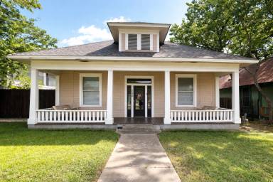 Main picture of 305 W 38th St