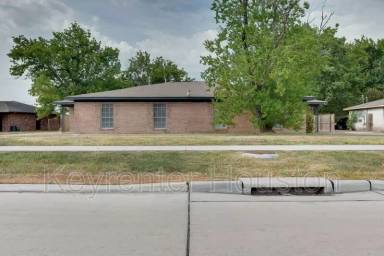Main picture of 2413 Woodgate St
