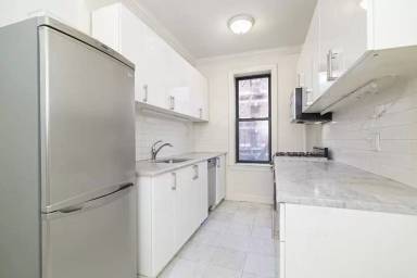 Main picture of 176 E 3rd St