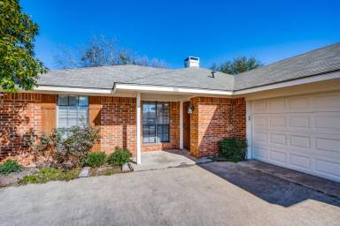 Main picture of 916 Oak Grove Ln