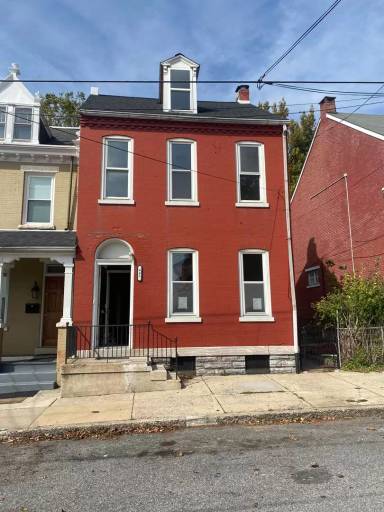 Main picture of 445 Saint Joseph St