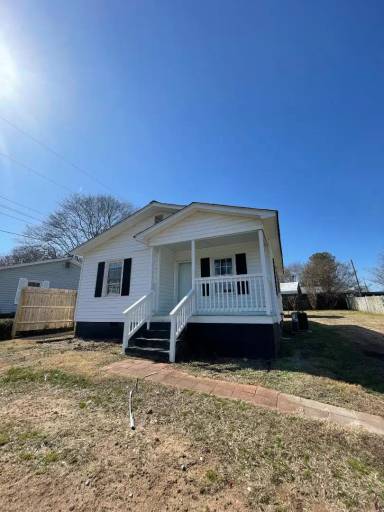 Main picture of 704 Walker Dr