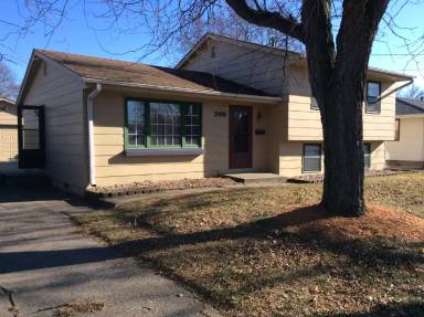 Main picture of 2915 E 40th Ct