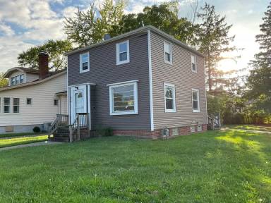 Main picture of 610 E 266th St