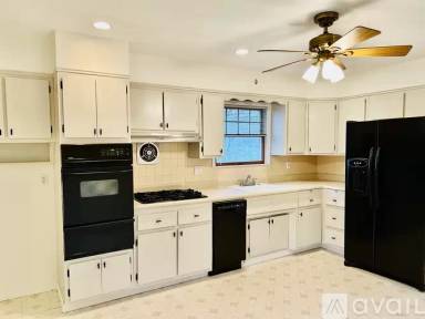 Main picture of 39 Temple St