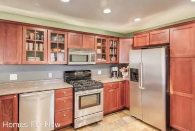 Main picture of 724 Pierce St NE