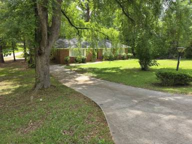 Main picture of 220 Lakeshore Dr