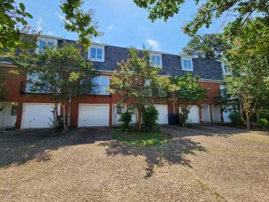 Main picture of 16 Towne Park Ct