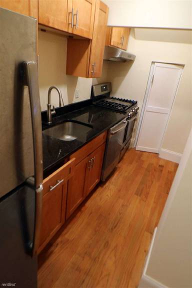 Main picture of 35 1/2 Clinton St
