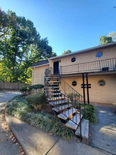 Main picture of Round Hill Condominiums