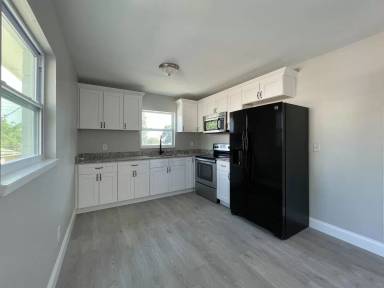 Main picture of 2704 E Columbus Dr