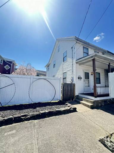 Main picture of 332 Main St