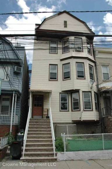 Main picture of 43 E 26th St