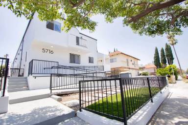 Main picture of 5716 Lexington Ave