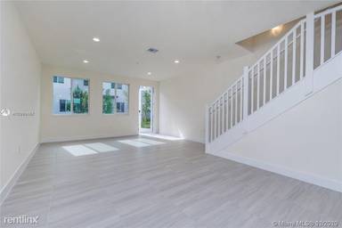 Main picture of 10226 NW 64th Ter