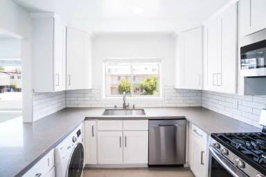 Main picture of 1005 S Barrington Ave