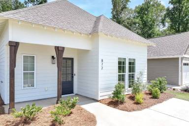 Main picture of 872 Village Dr