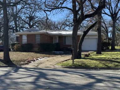 Main picture of 1330 S Pecan St