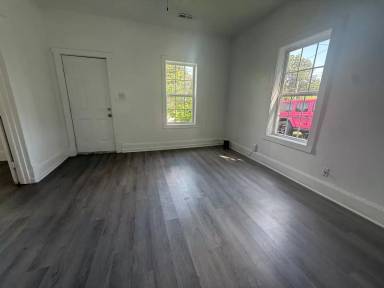 Main picture of 221 S Broadway Ave