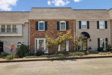 Main picture of 105 Foxborough Sq W