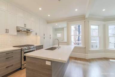 Main picture of Oak St