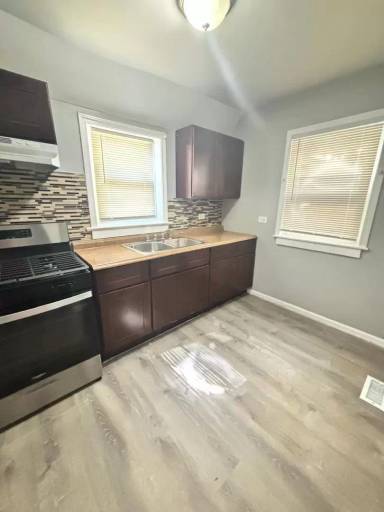 Main picture of 10242 S Saint Lawrence Ave