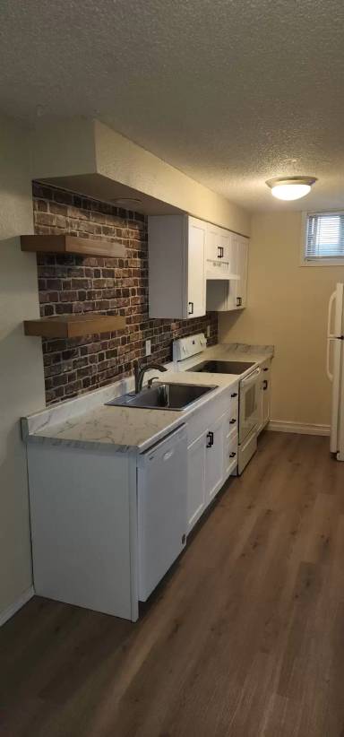 Main picture of 300 N 5th Ave