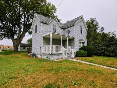 Main picture of 738 W Front St