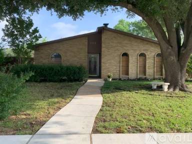 Main picture of 706 Woodlawn Ln