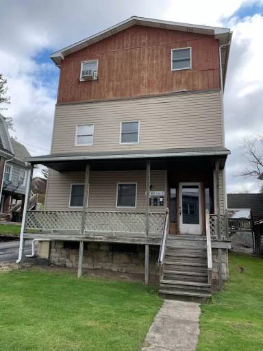 Main picture of 319 W Linn St