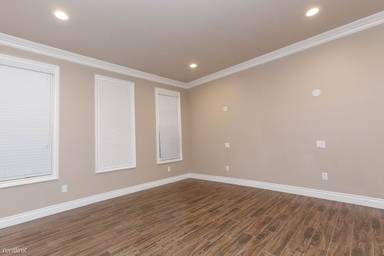 Main picture of 1510 S Manhattan Pl
