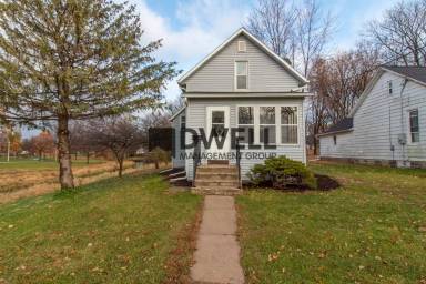 Main picture of 224 9th Ave NW