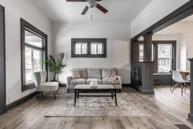 Main picture of 4612 E New York St