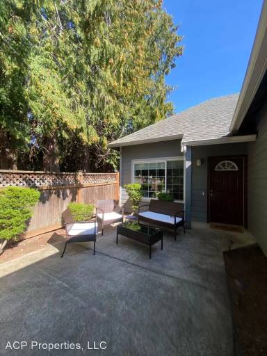 Main picture of 1319 E Maplewood Ave