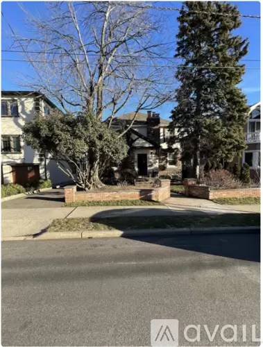 Main picture of 384 Adolphus Ave