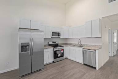 Main picture of 4911 W Myrtle Ave