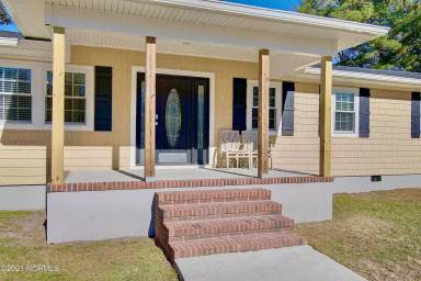 Main picture of 121 Gilbert Curry Dr