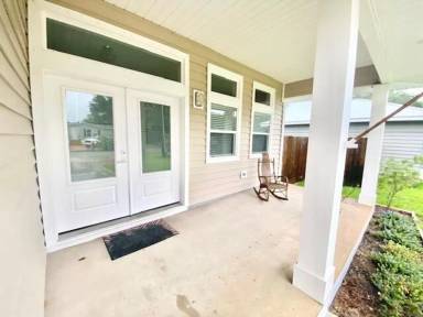 Main picture of 210 Pines St
