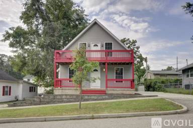 Main picture of 325 W 15th St