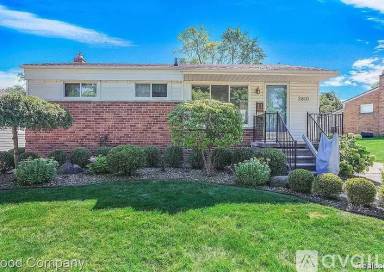 Main picture of 2810 Maplewood Ave