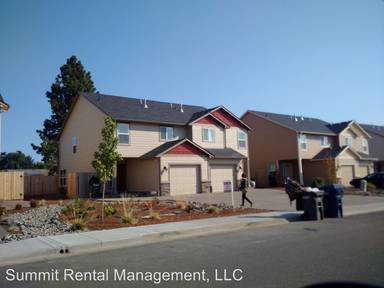 Main picture of 320 Gwinn St E