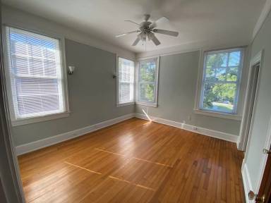 Main picture of 320 E Victory Dr