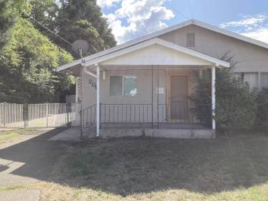 Main picture of 208 W Main St