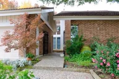 Main picture of 122 Fox Glen Cir